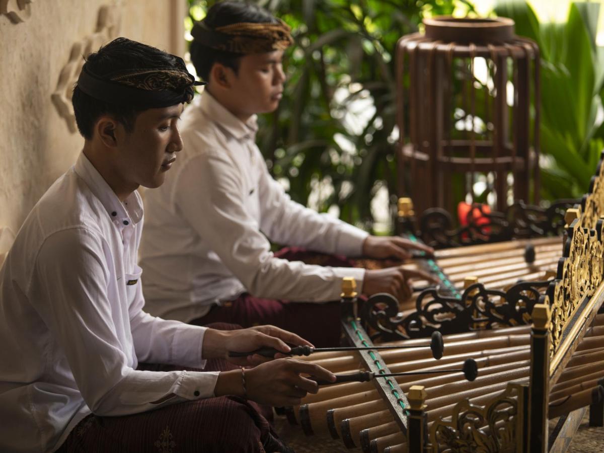 Adiwana Suweta Otel Ubud Dış mekan fotoğraf A gamelan player