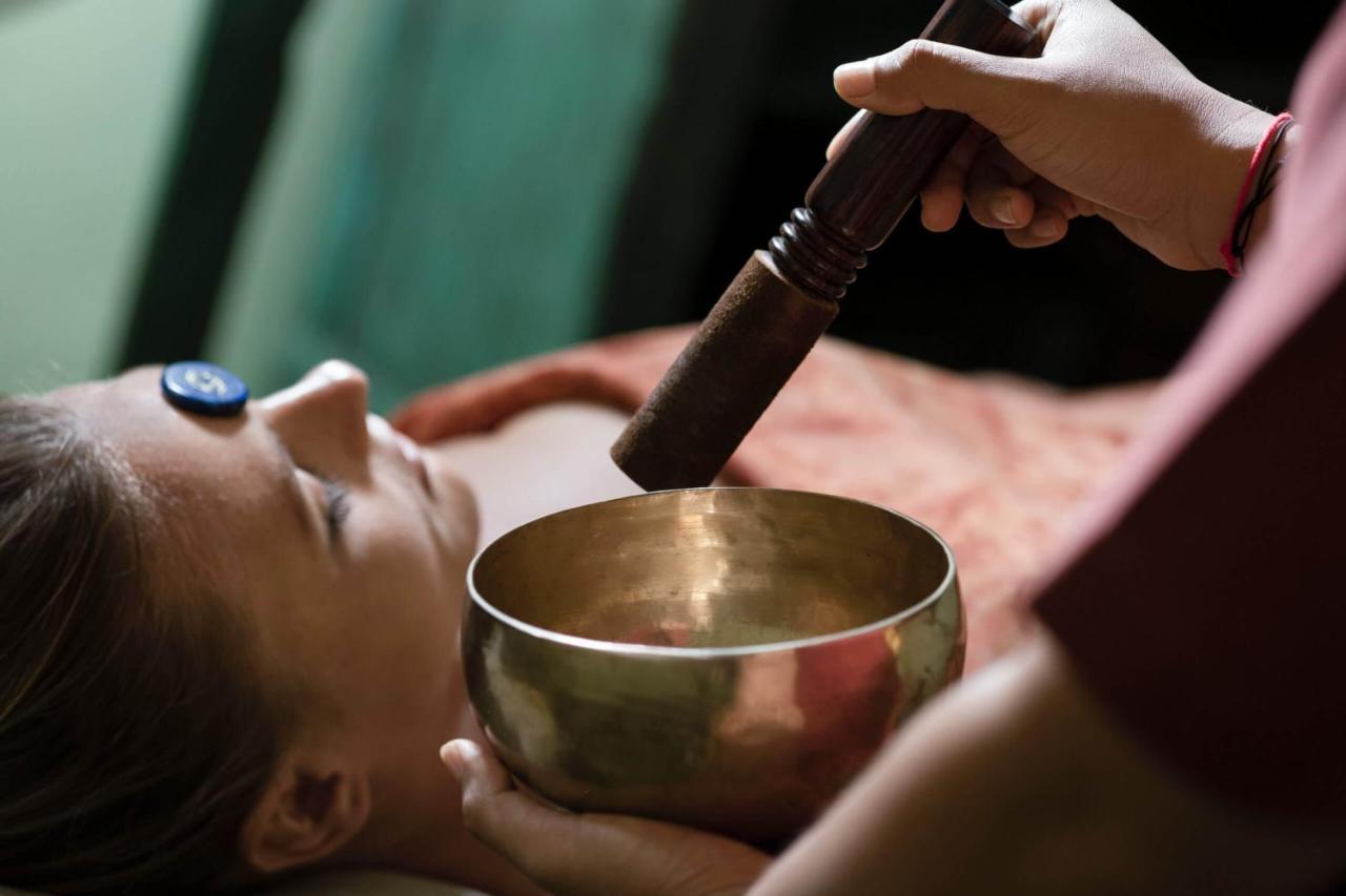Adiwana Suweta Otel Ubud Dış mekan fotoğraf A singing bowl being played