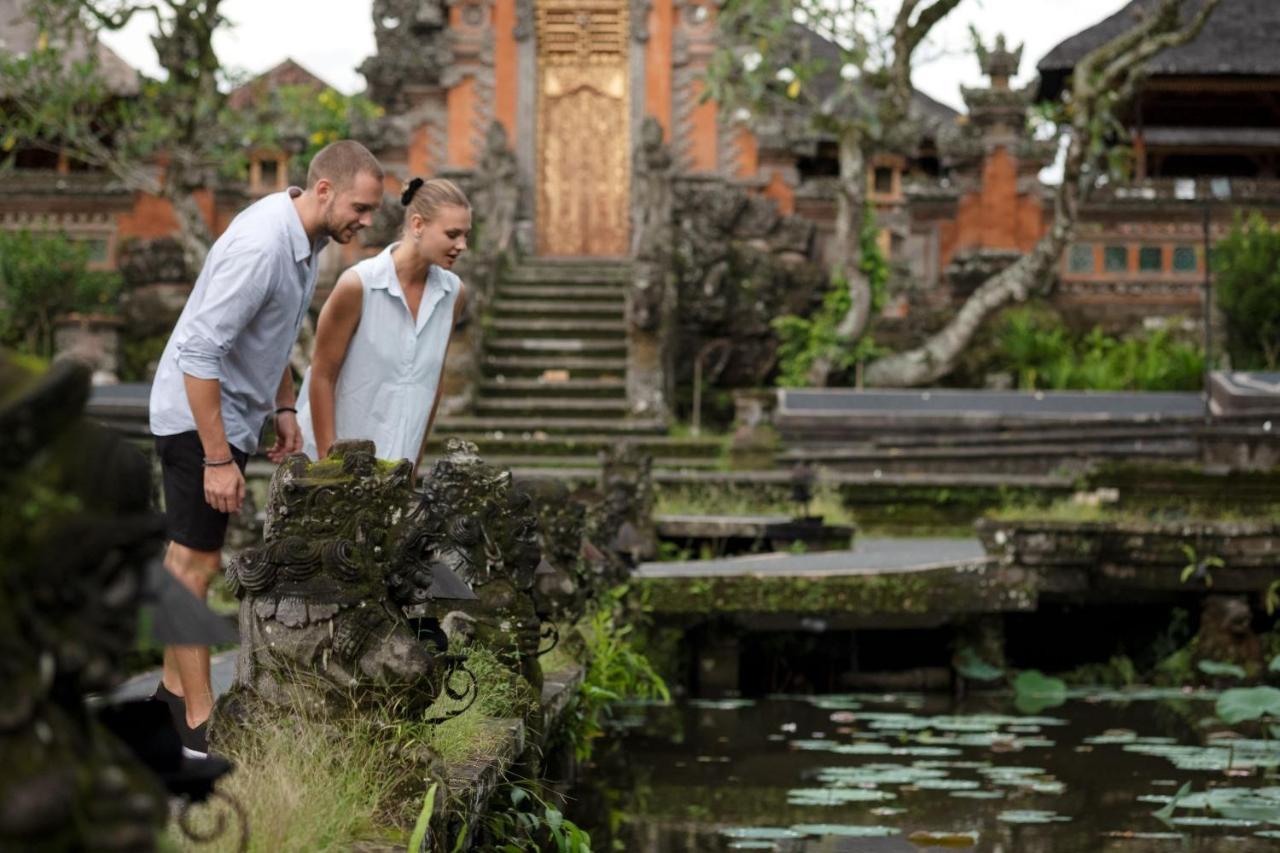 Adiwana Suweta Otel Ubud Dış mekan fotoğraf Visitors at the Pura Ulun Danu Batur