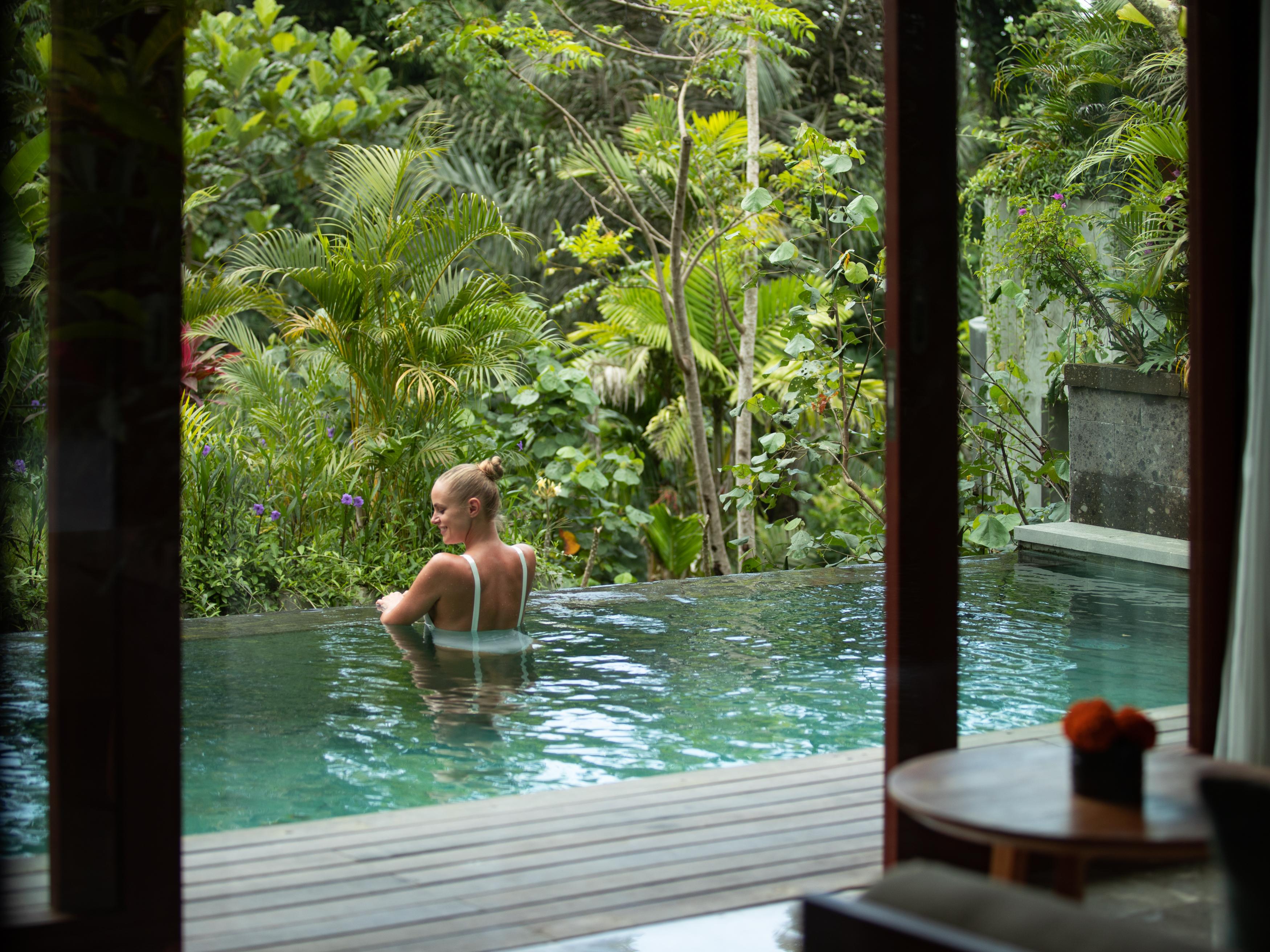 Adiwana Suweta Otel Ubud Dış mekan fotoğraf A pool at the resort