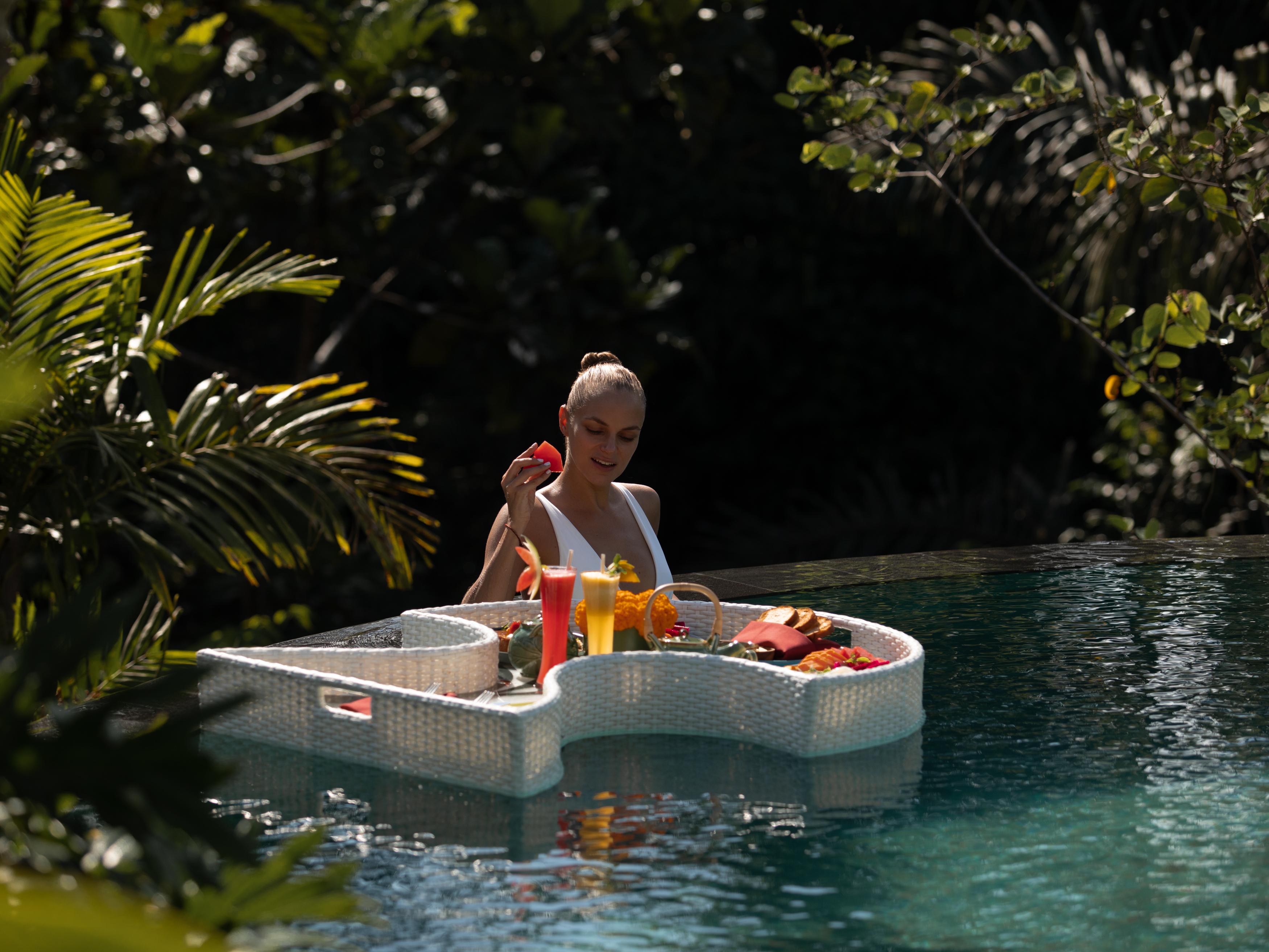 Adiwana Suweta Otel Ubud Dış mekan fotoğraf Floating breakfast at Alila Villas Uluwatu