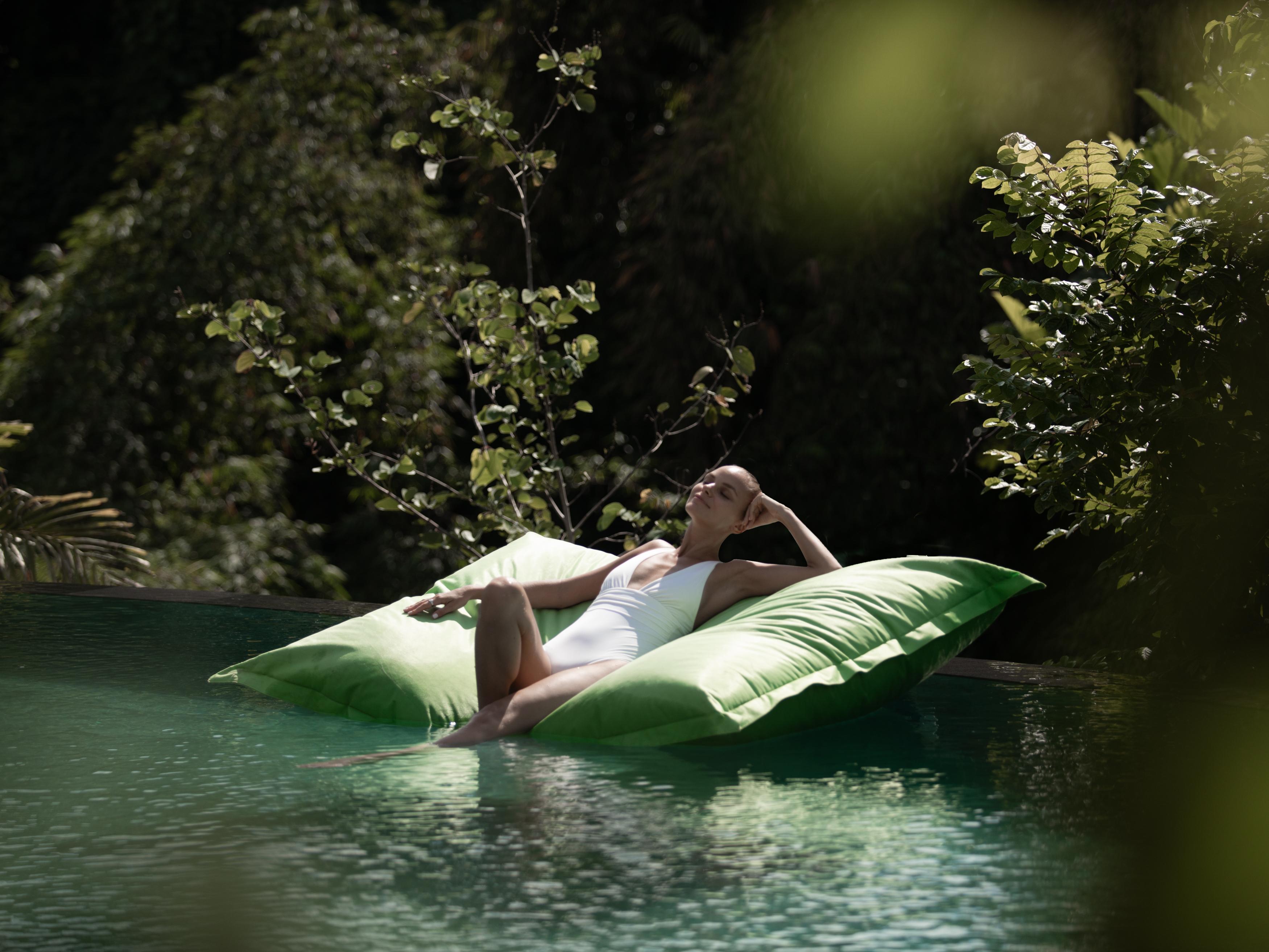 Adiwana Suweta Otel Ubud Dış mekan fotoğraf A woman relaxing on a floating bag