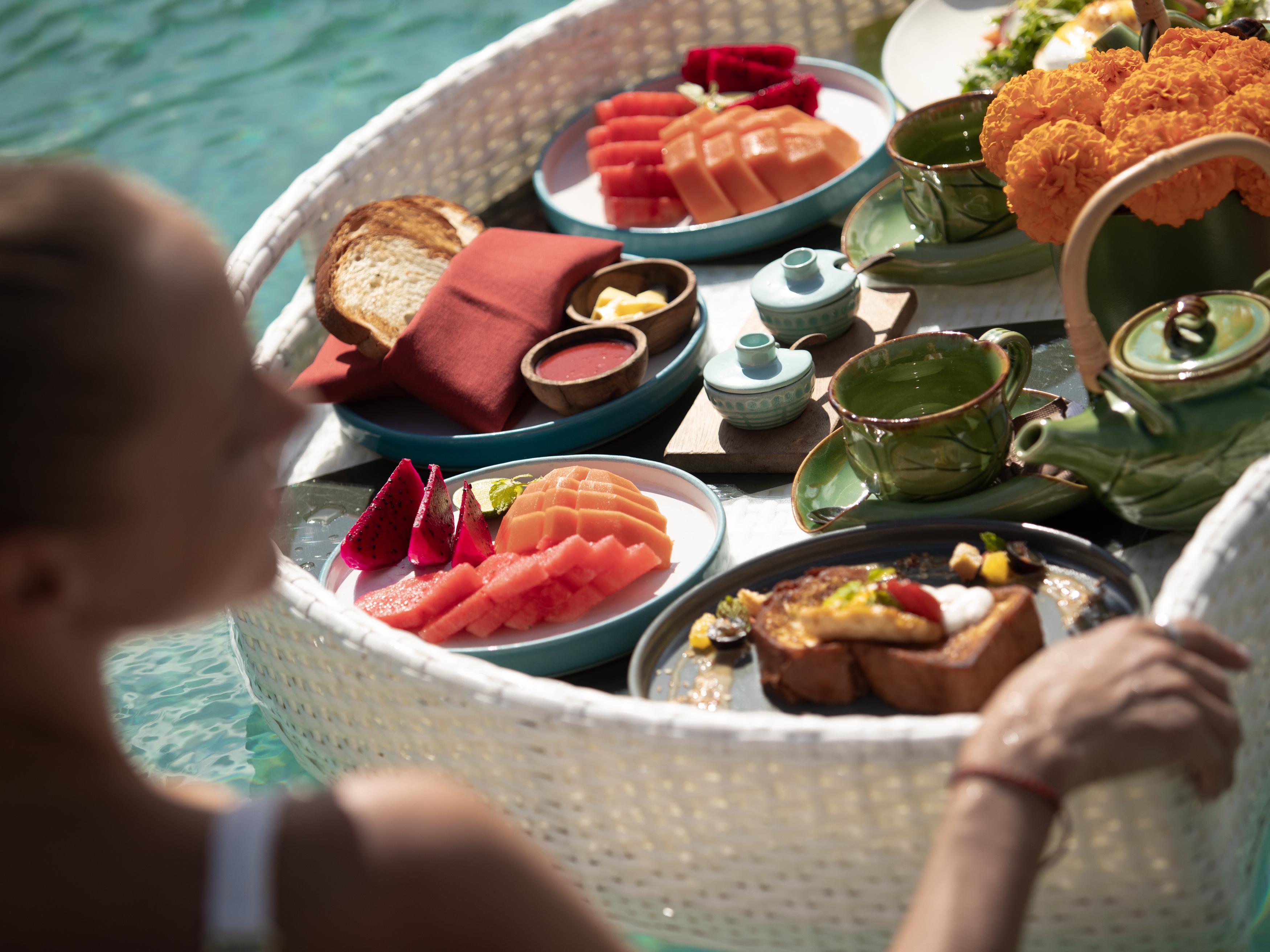 Adiwana Suweta Otel Ubud Dış mekan fotoğraf A floating breakfast at Alila Villas Uluwatu