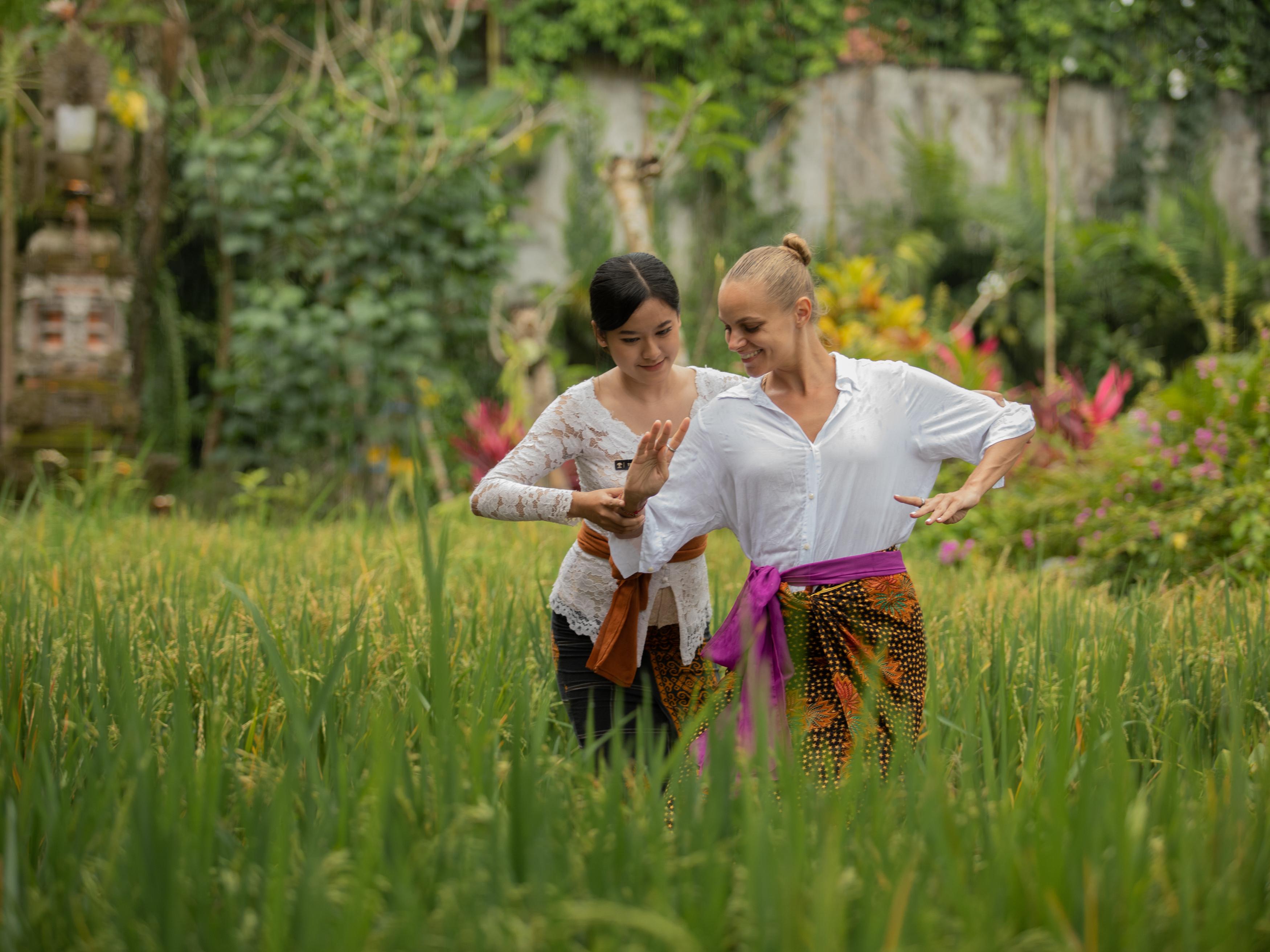 Adiwana Suweta Otel Ubud Dış mekan fotoğraf A couple dancing Kebyar duduk