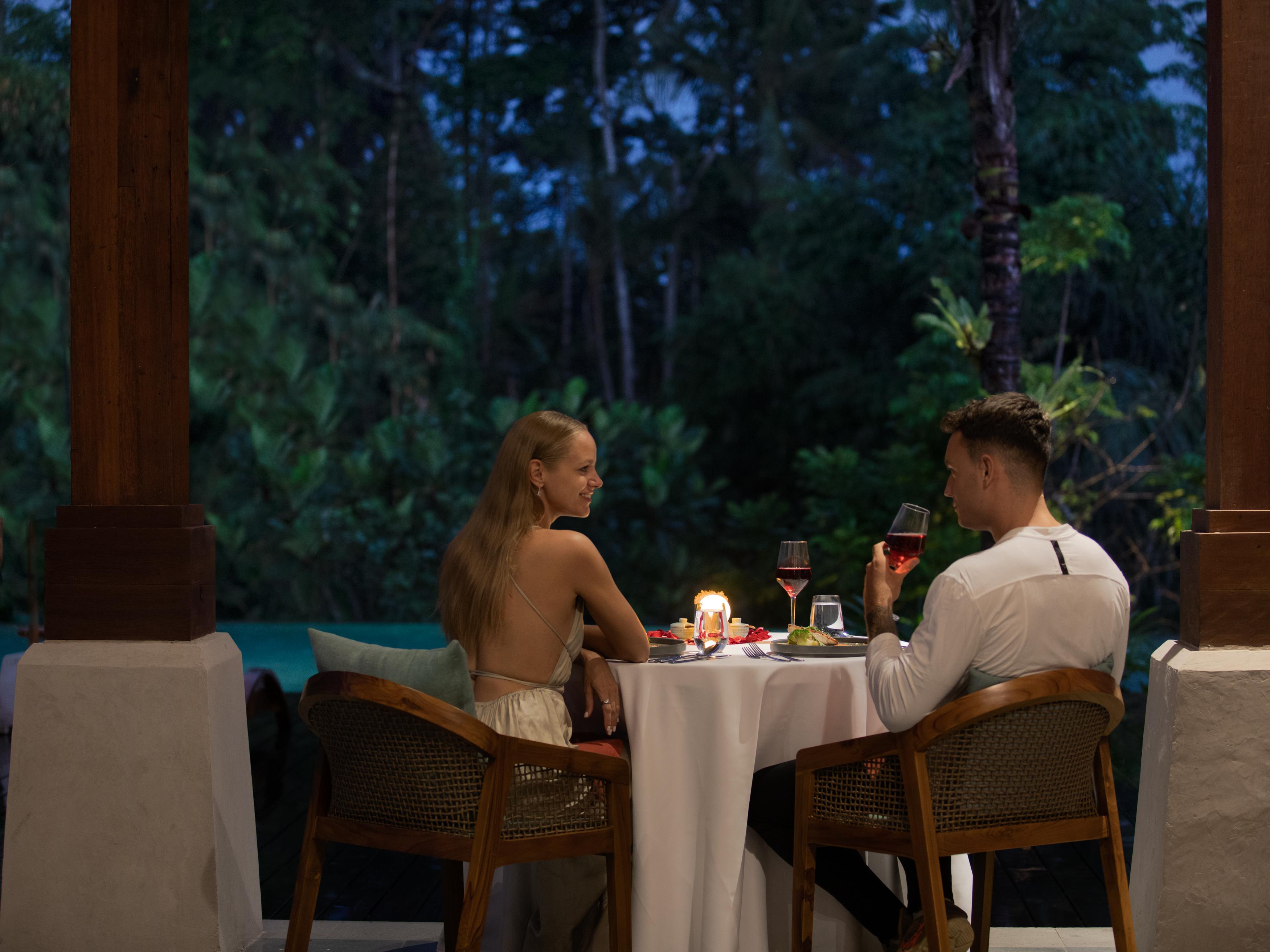 Adiwana Suweta Otel Ubud Dış mekan fotoğraf A couple dining at a resort in Bali, Indonesia