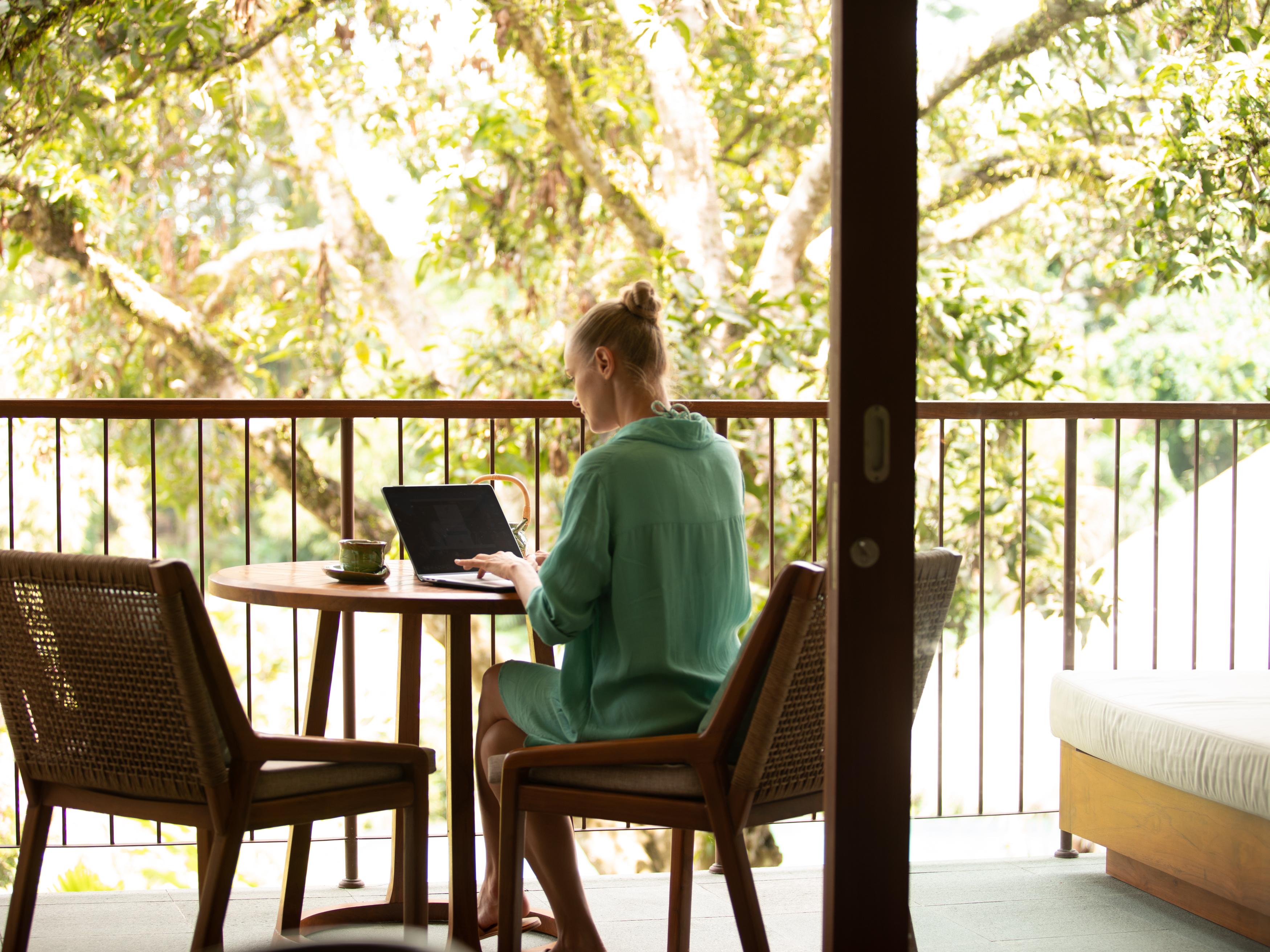 Adiwana Suweta Otel Ubud Dış mekan fotoğraf A woman working from home